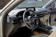 マツダ、初の量産EV「MX-30」を公開。マツダ3に近いサイズ感で、デザインでは芸術性を追求